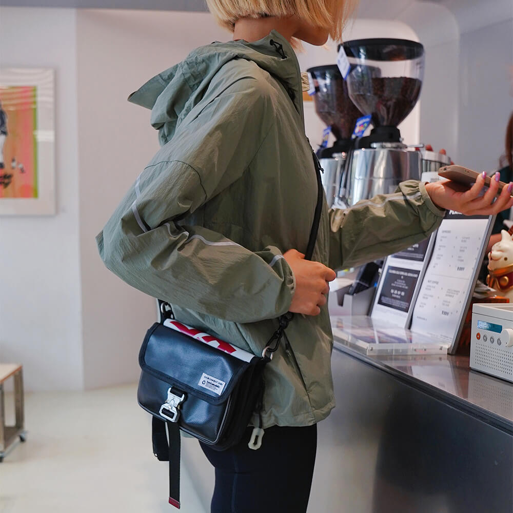 A-Sustainable-Crossbody-Bag-Perfect-For-Urban-Commuter